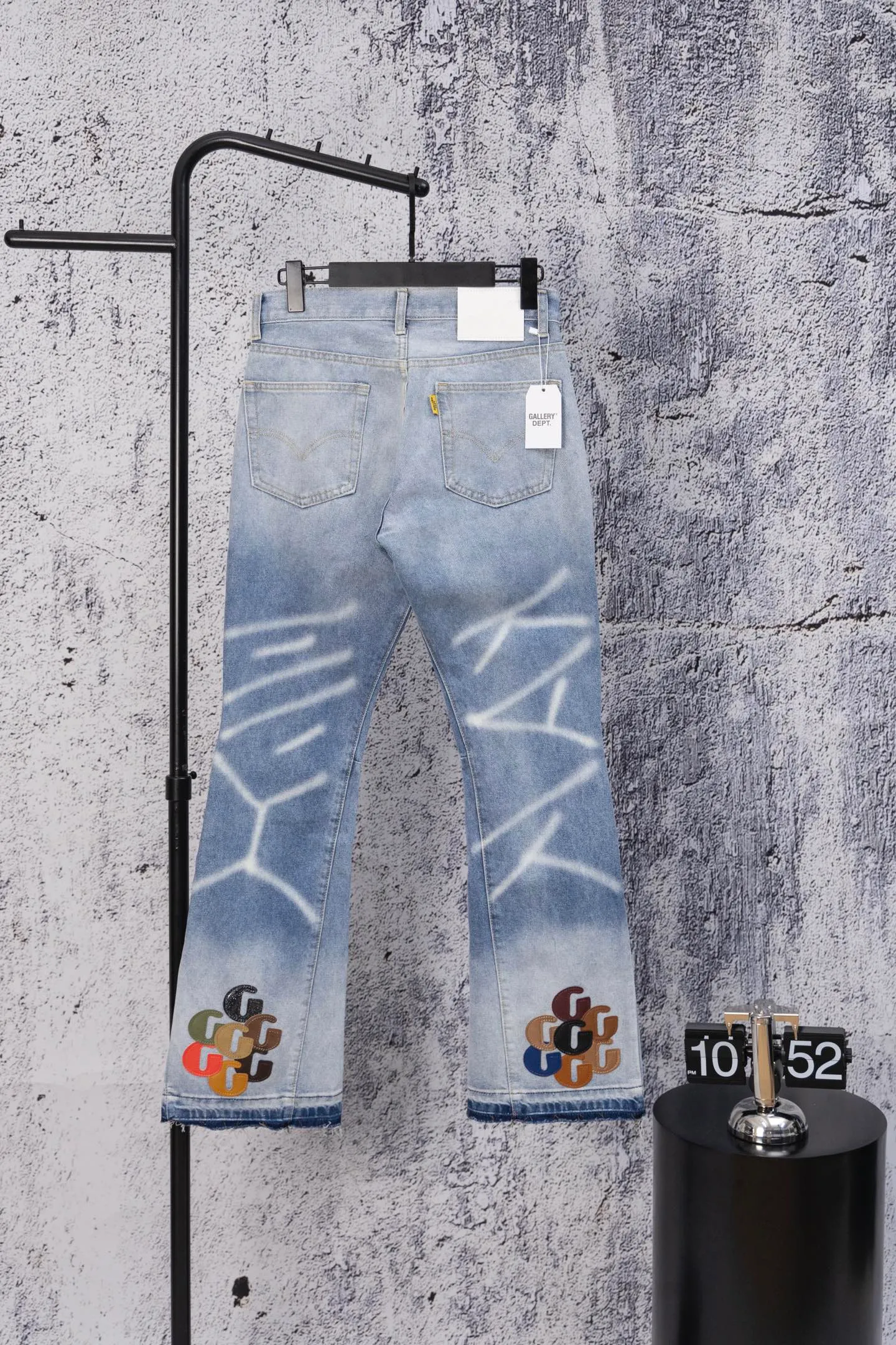 💰240 GALLERY DEPT.25ss new style. Denim spliced ​​with all-over printed leather ripped bell-bottoms, washed and distressed jeans. Gallery Dept. was born in the soil of Los Angeles street culture. With the core concept of "art is daily life", it deeply integrates traditional denim craftsmanship with modern graffiti art. The brand transforms old denim, Vintage T-shirts and other items by hand, giving them personalized elements such as wear, splashing, splicing, etc. Each piece is hand-finished by craftsmen and has both artistic collection value and practical function. In 2021, the joint capsule series with French veteran Lanvin and the cooperation with Chrome Hearts have attracted the attention of the fashion industry, confirming its transformation from an independent studio to an international trend symbol. Gallery Dept. targets the global fashion pioneer group aged 18-35 and positions itself as a "high street art trendy brand". Its core competitiveness lies in: • Cultural symbol output: Through endorsements from stars such as Virgil Abloh, Jennie, and Justin Bieber, it strengthens the brand's benchmark status in the hip-hop and fashion circles. Size: 28-36 Color: Blue